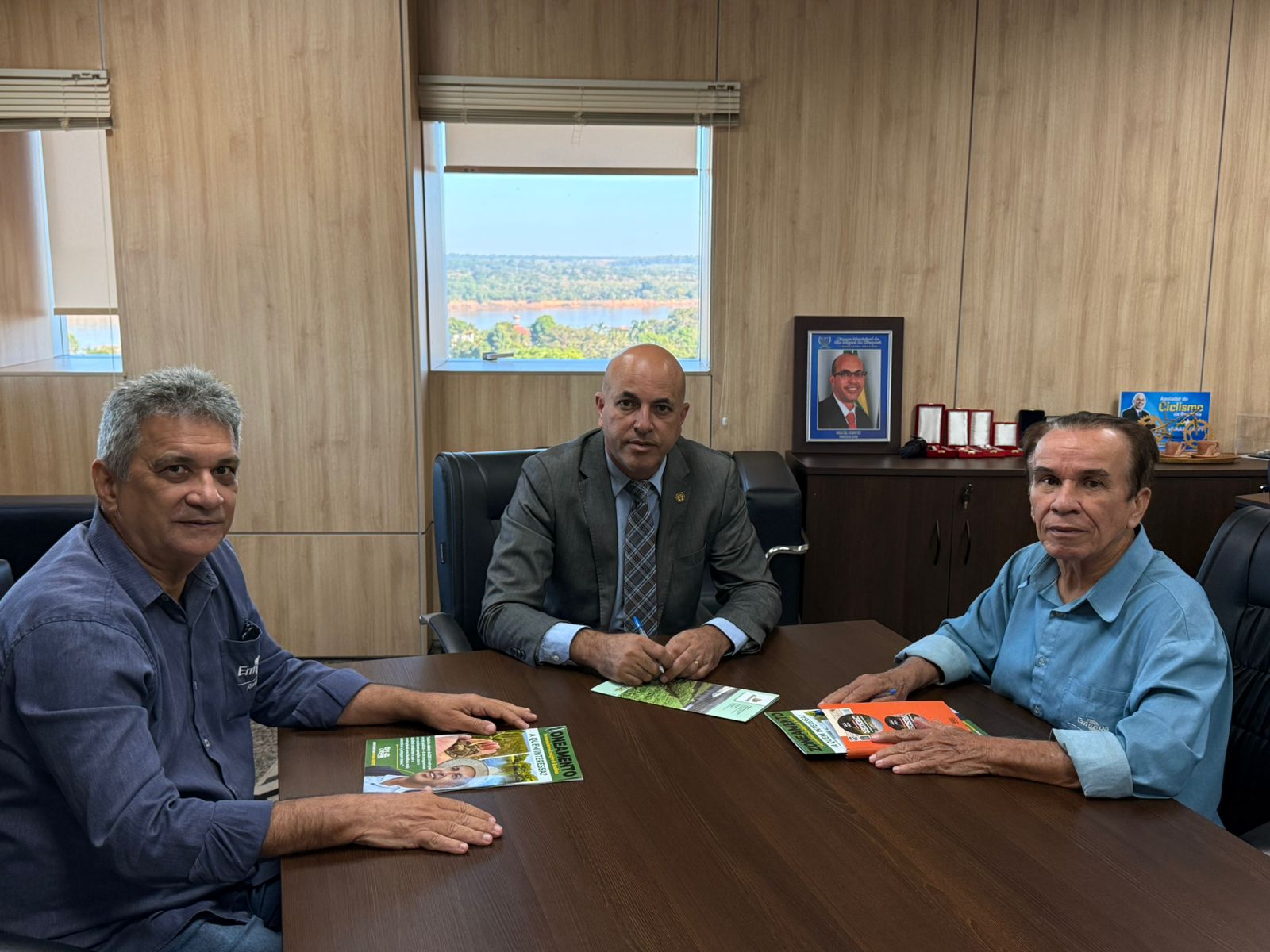 Deputado Ismael Crispin recebe pesquisadores para tratar da modernização do cultivo da mandioca em Rondônia