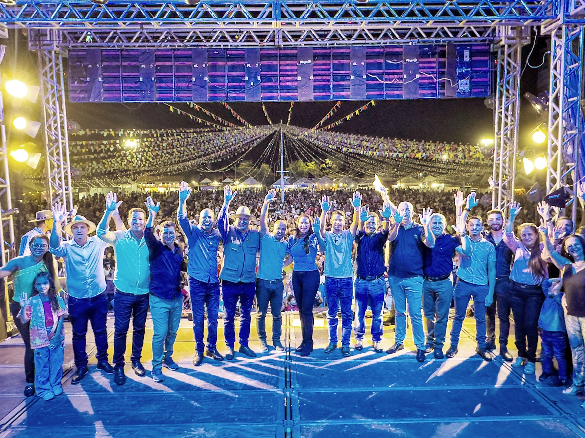Pela primeira vez no palco da festa de São Miguel, deputado Ismael Crispin celebra os 37 anos com anúncio de novas obras para o município
