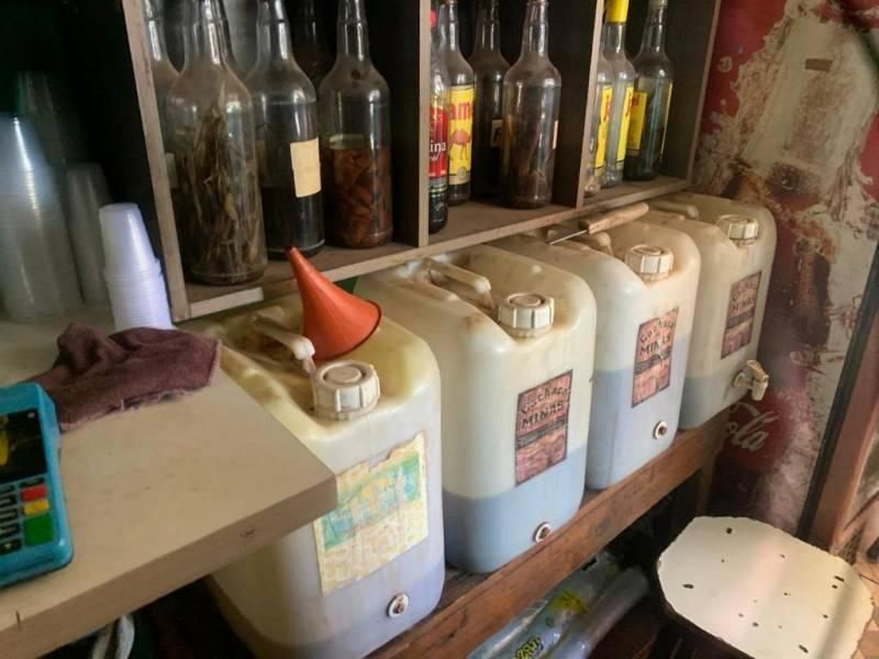 Polícia Civil e Vigilância Sanitária interditam fábrica clandestina de bebidas destiladas em Várzea Grande (MT)