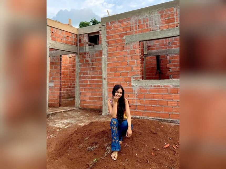 “Menina da pecuária” chamada de “pobre” mostra obra da nova casa em Costa Marques
