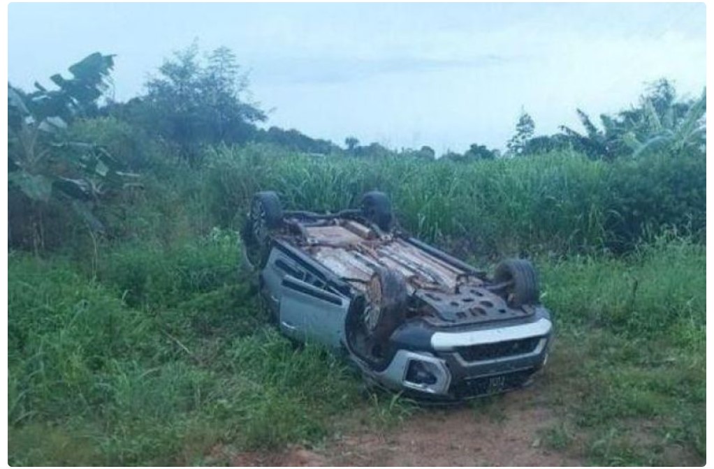 Pai e filha sobrevivem a capotamento na BR-429, perto de São Miguel do Guaporé